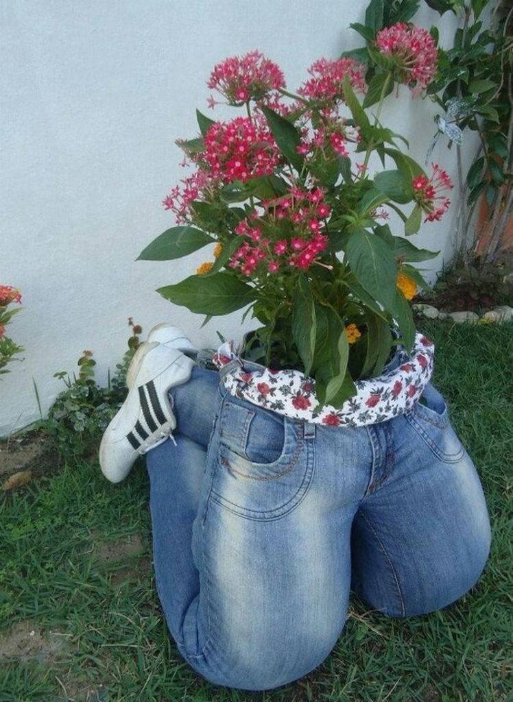garden diy awesome cement cloth ornaments din projects ciment si theownerbuildernetwork jeans gardeners hope inspired creative scarecrow choose board ingenious
