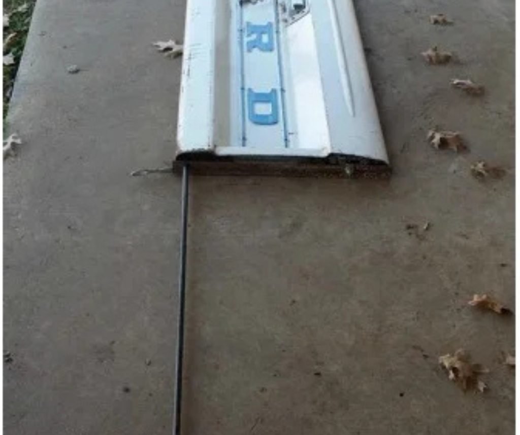 Tailgate and both angle brackets set on a table/floor, all holes aligned.