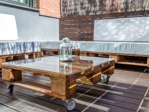 An image of a DIY pallet coffee table for an article about pallet projects that sell.