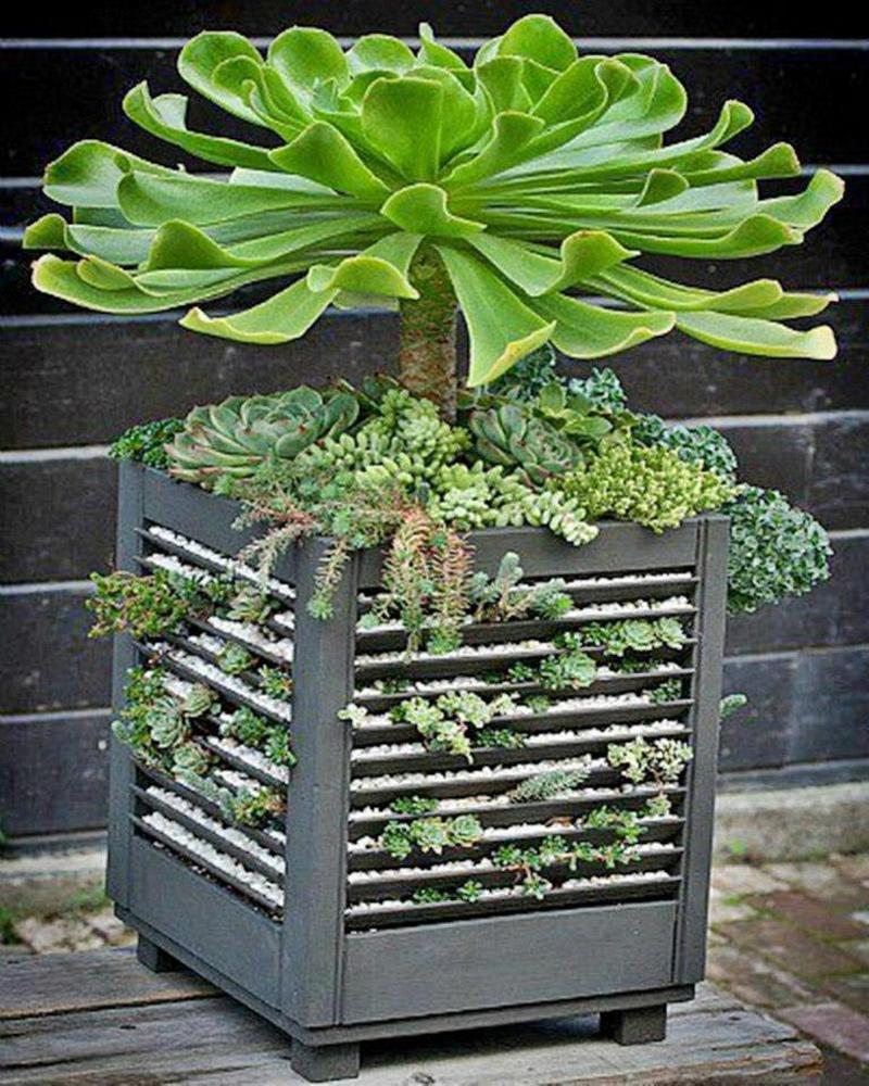 One of our fans – Tresia – sent us a message requesting a simple idea on how to build a planter out of old window shutters. It took a while, but we found one :-)  What do you think?