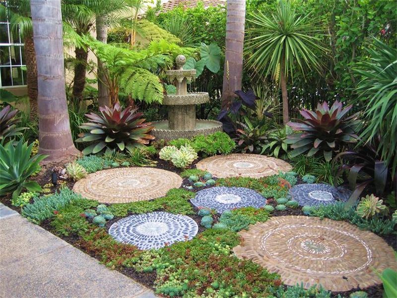 Still looking for a mosaic idea for your outdoor area?  Maybe this one will inspire you.