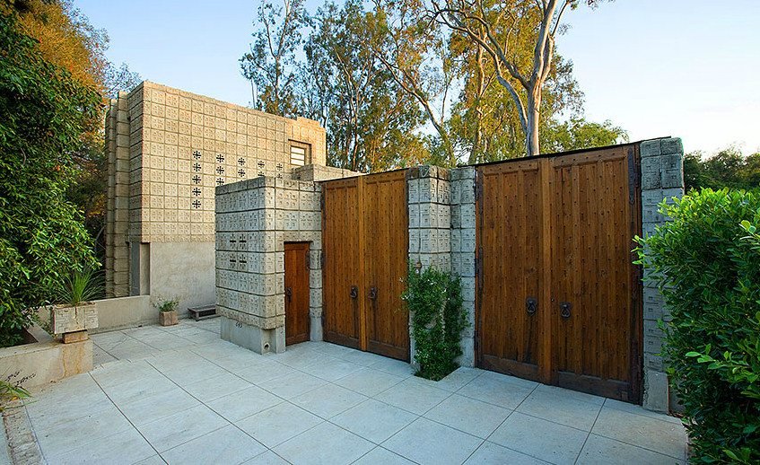 Millard House by Frank Lloyd Wright -  Entry courtyard