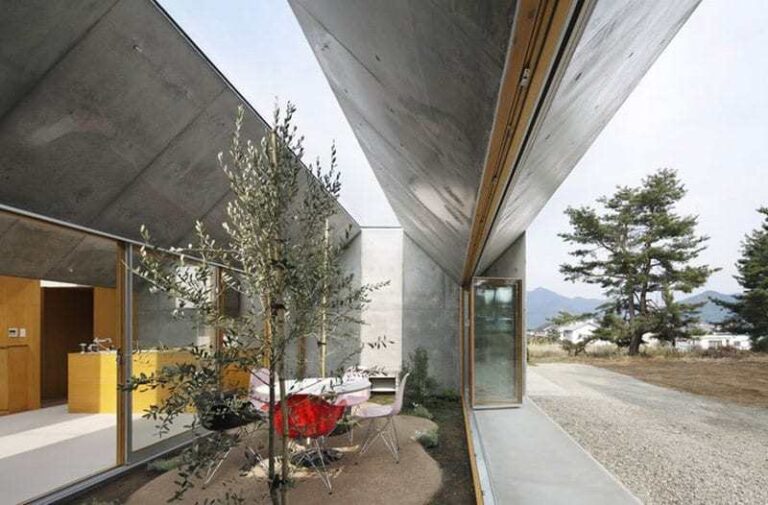 Outside In House - Takeshi Hosaka Architects