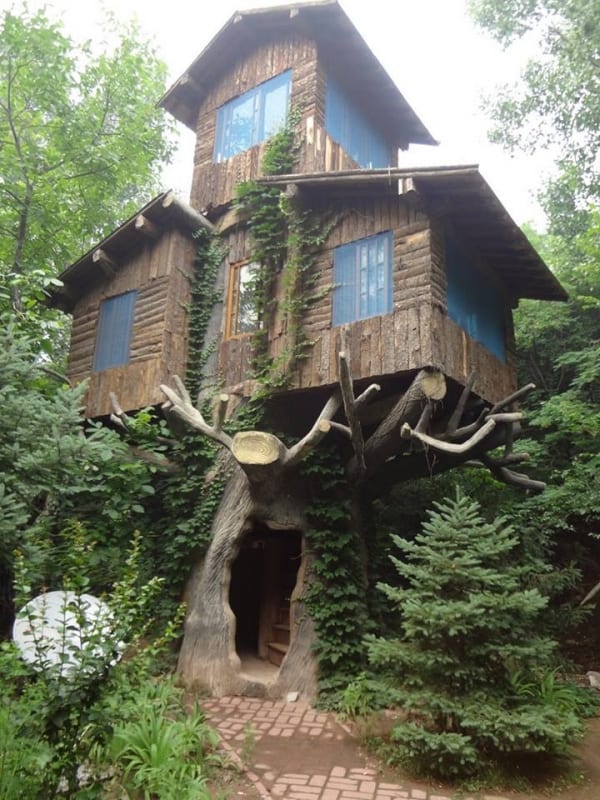 Doesn’t this tree house look like it came straight out of a fairy tale?