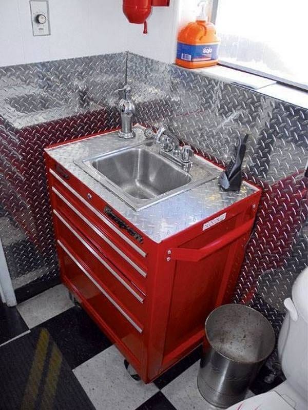 A sink made from a rolling toolbox! Could your workshop use one?