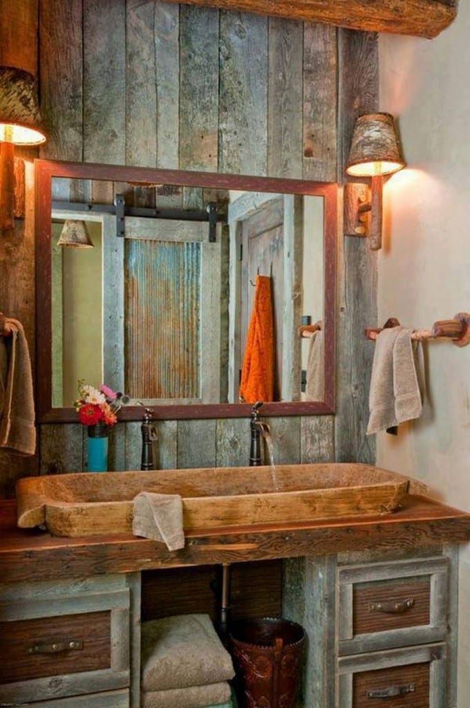We can't make up our minds on this bathroom. Judging by the reflected view in the mirror, the theme is consistent with the house. Too primitive, not primitive enough or absolutely perfect? It's your call!