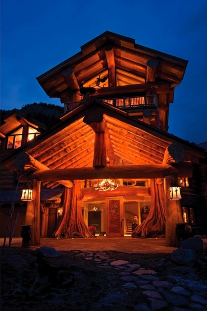 Amazing Log Home - Approach