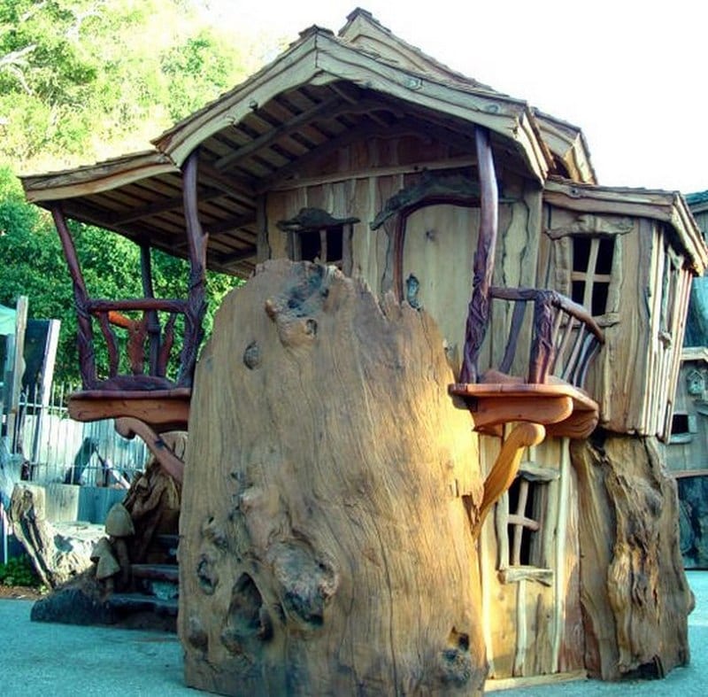 Now THAT is a treehouse!
