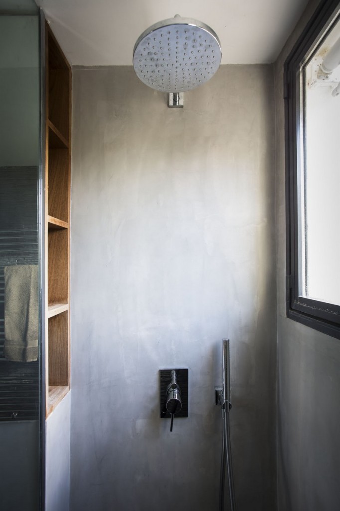 130 Square Foot Micro Apartment in Paris - Shower