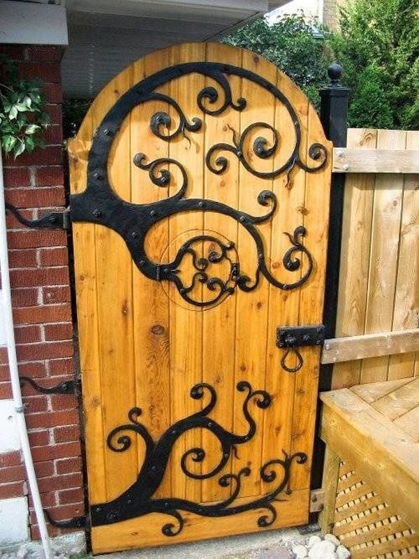 Does this wonderful garden gate make you wonder what’s behind it?