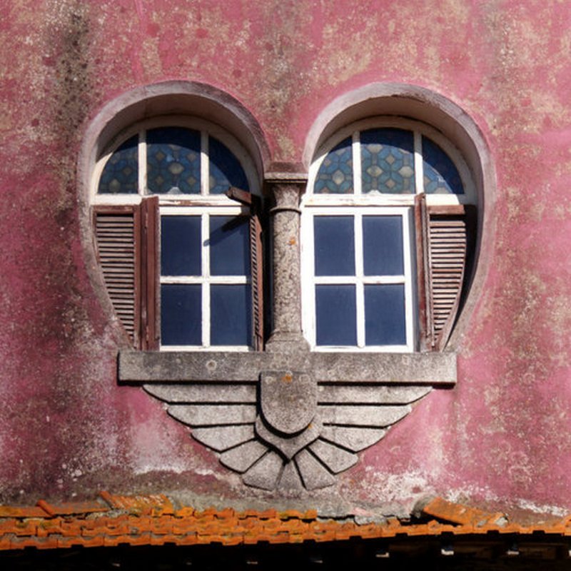 Do you think this heart shaped window would be as obvious if the wall was a different colour?