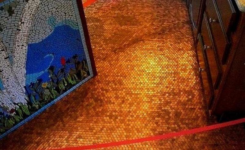 Do you remember our 'penny floor' post a couple of days back? We've discovered it's the work of Amanda Edwards of Mandolin Mosaics. You'll find complete instructions on her site at http://www.mandolinmosaics.com/installations.php