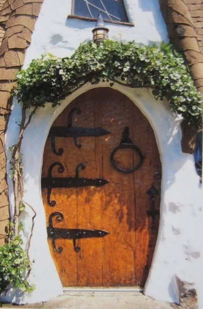 If this doesn't look like a doorway to a hobbit home, I don't know what does!