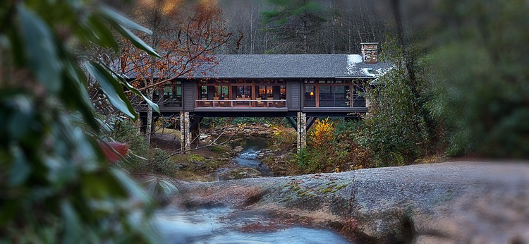 A cabin in the middle of the mountains where nature lovers can spend their vacation.