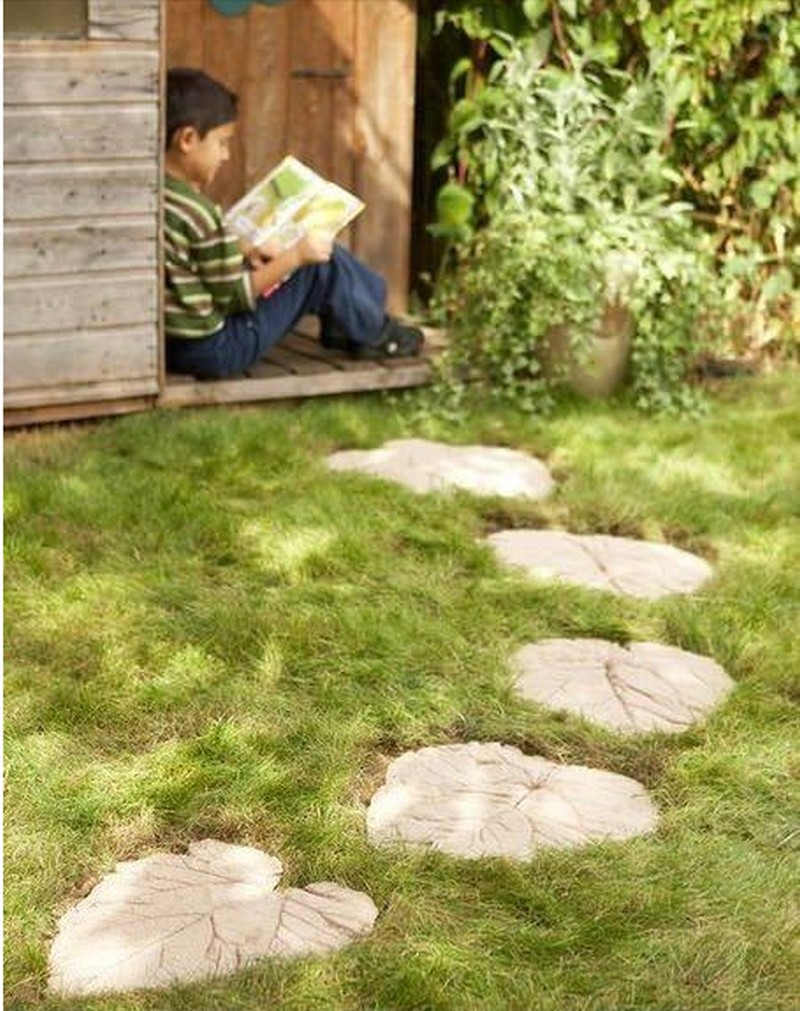 DIY Leaf-Shaped Stepping Stones