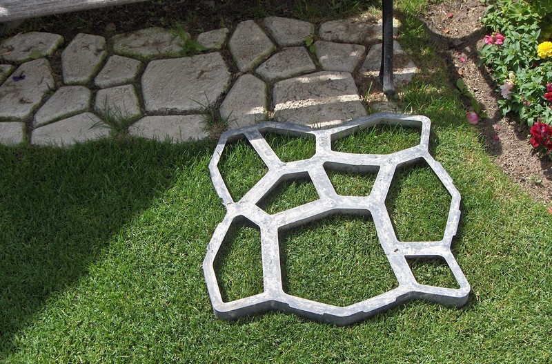 DIY Paved Patio - the Quikrete Walk Maker