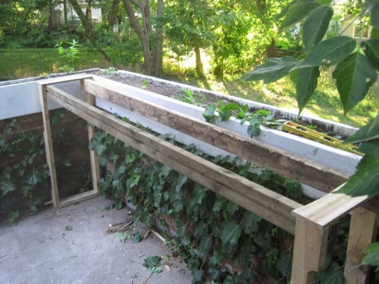 DIY Pallet Outdoor Bar and Stools - Assembling the pallet bar