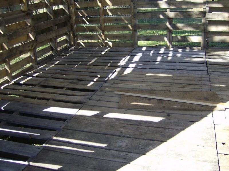 How To Build A DIY Pallet Shed -  Floor pallets