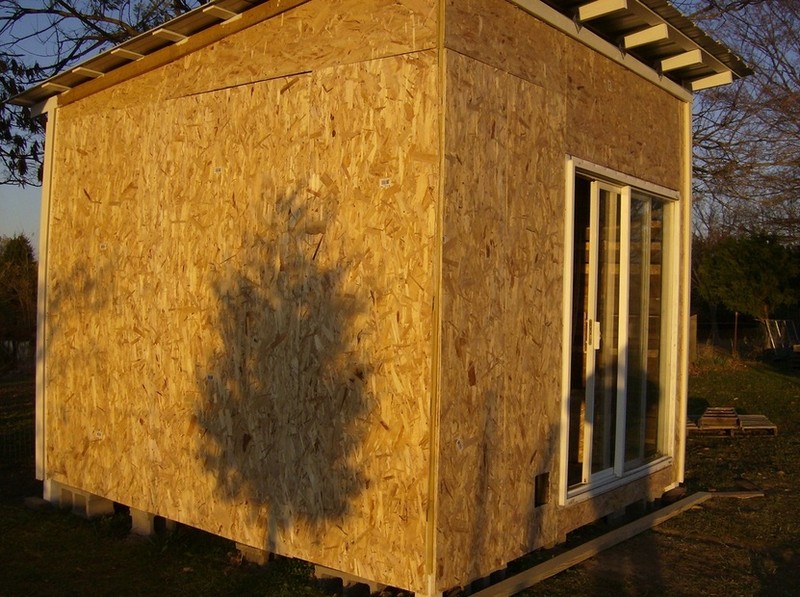 How To Build A DIY Pallet Shed - Outside walls