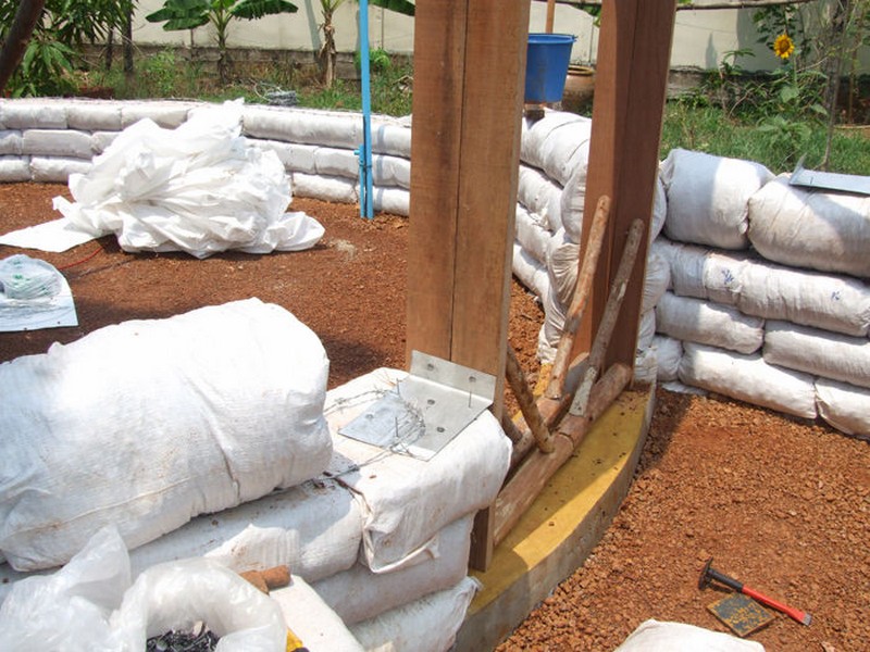 DIY Earthbag Round House - Stacking Soil-filled Bags