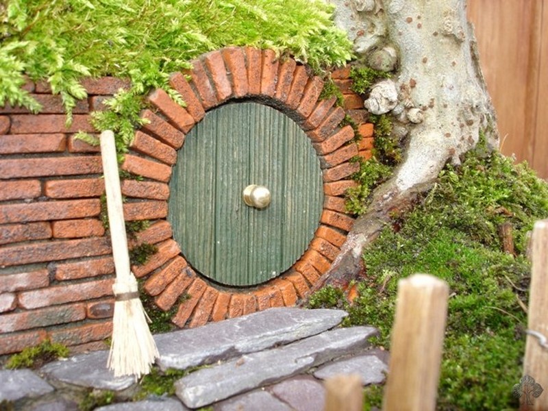 DIY Miniature Hobbit Hole- Filling up more Moss