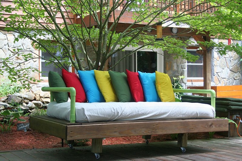 DIY Repurposed Pallet Day Bed - Complete project