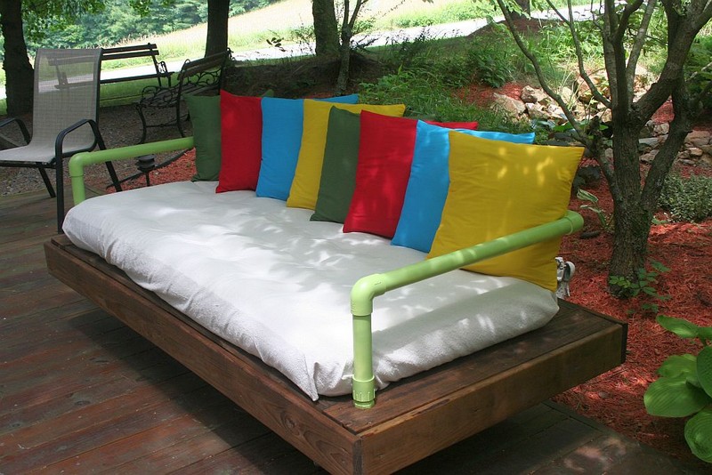 DIY Repurposed Pallet Day Bed - Complete project