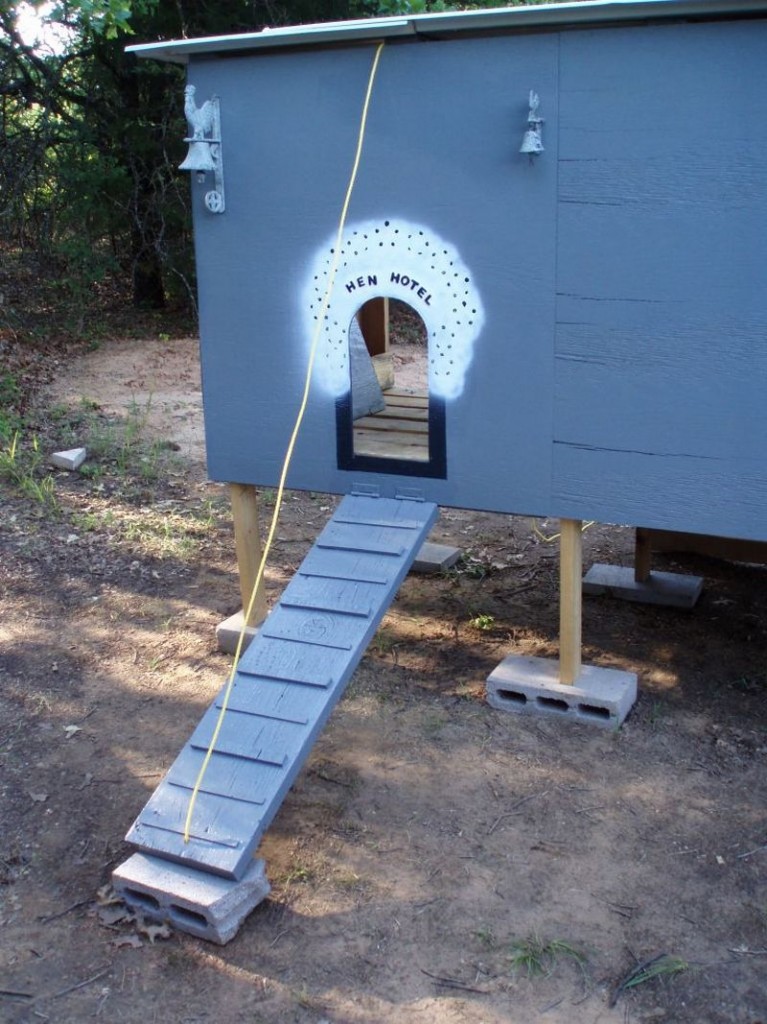 DIY Pallet Chicken Coop - Hen Hotel