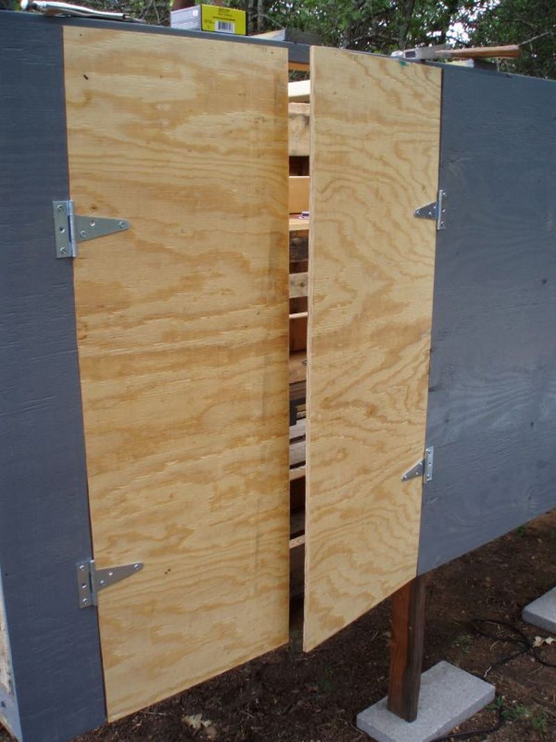 DIY Pallet Chicken Coop - Nesting Door