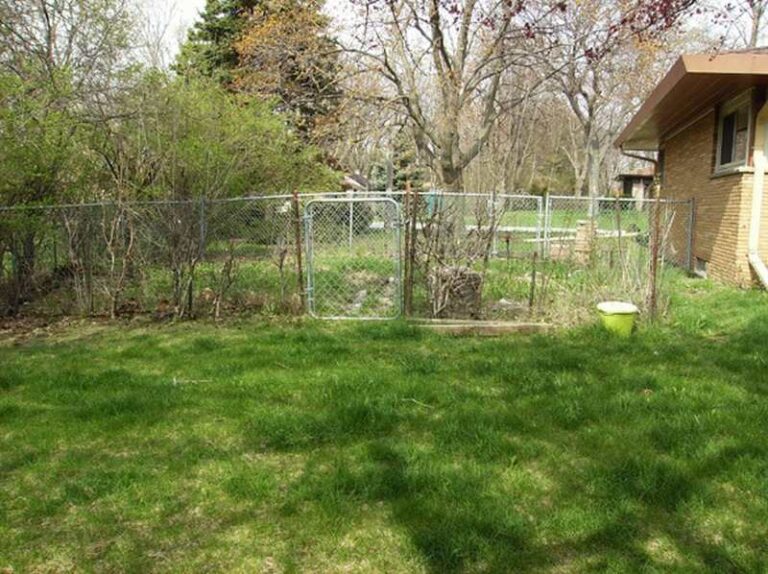 DIY Cinder Block Raised Garden Bed - Fence