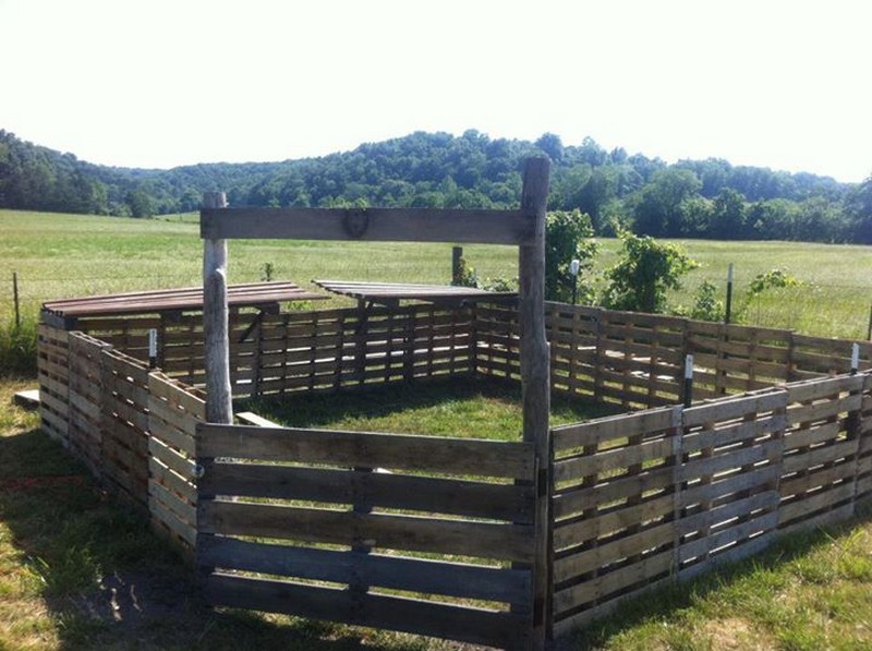 Pallet Fence - Self-reliant Homesteading