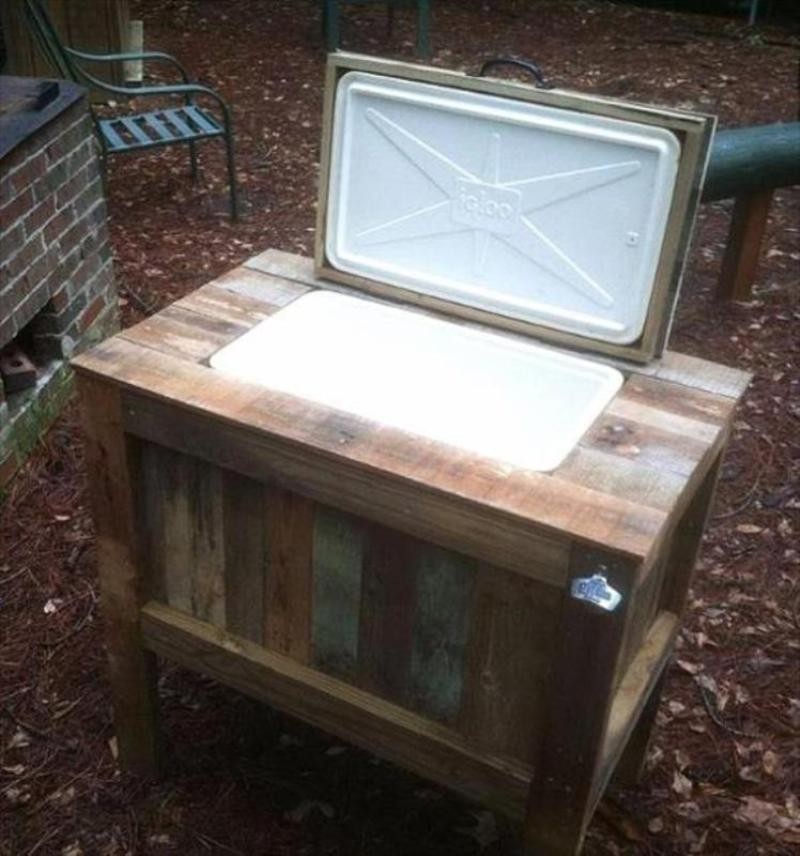 Pallet Table with Cooler - Pallet Furniture DIY