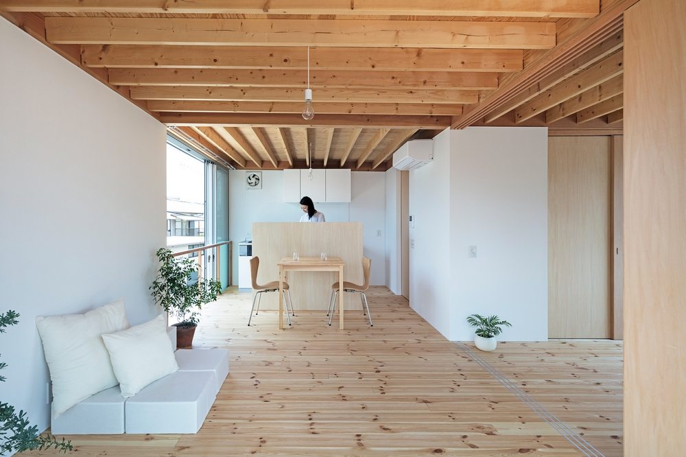 Timber interiors in neutral colors open up the space.