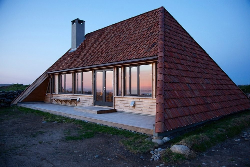 Selestranda House's single pitched, gabled roof protects the house from harsh weather conditions.