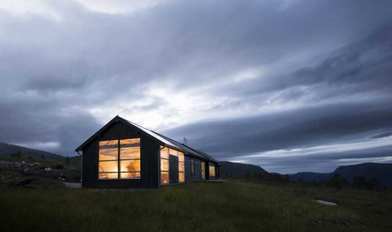 An image of the Troll's Peak Cabin in Sunndal, Norway.