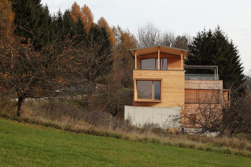 The rawness of the materials allow the Two Wooden Towers to blend well with its surroundings.