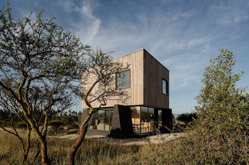 Casa el Vigilante sits in the semi-arid landscape of the Chilean region.