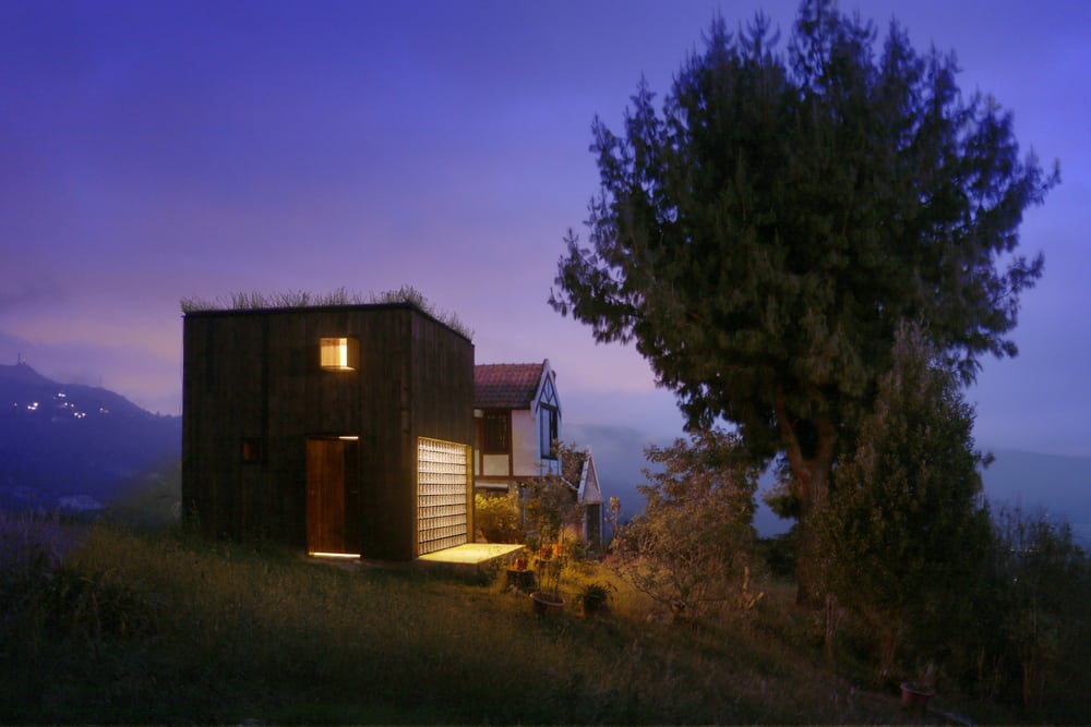 This box-type structure serves as a weekend retreat for its owner.