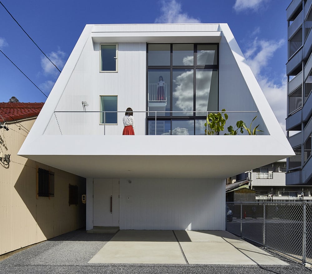 DAIKO's trapezoidal shape is a real eye-catcher in neighborhood of typically-designed houses.