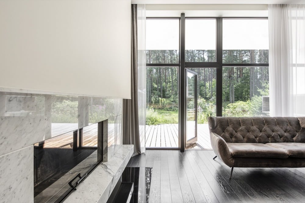 Large windows provide a close connection between the indoors and the outdoors.