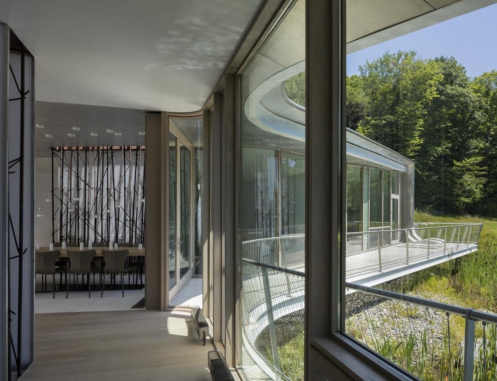 The house reflects an indoor-outdoor lifestyle that is both relaxing and invigorating.