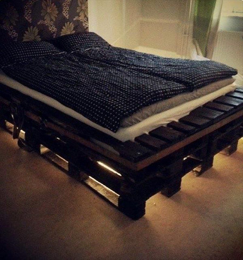 Cool DIY Illuminated Pallet Bed