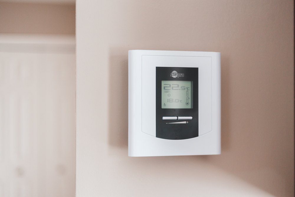 Take a look at the following common thermostat problems and troubleshooting solutions to ensure your thermostat is working and you can heat your home in the way you want.