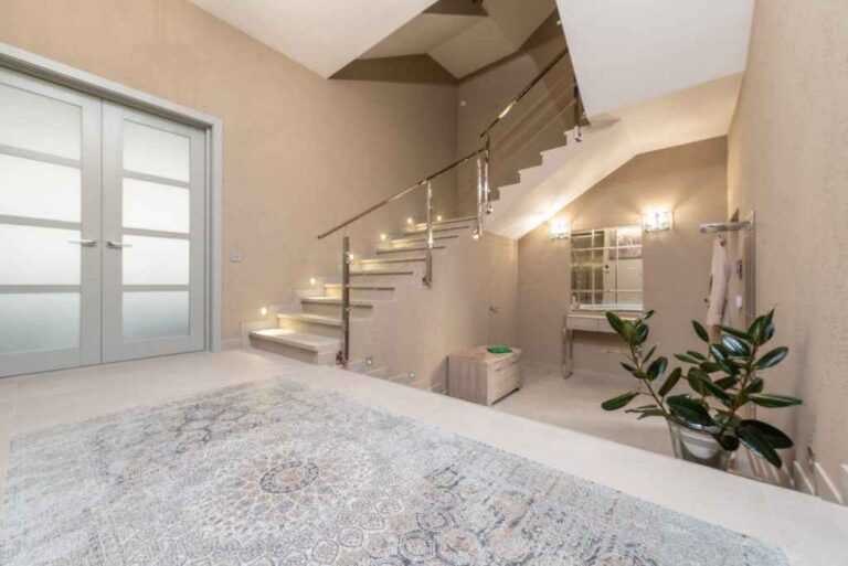 An image of a mud room entry room.