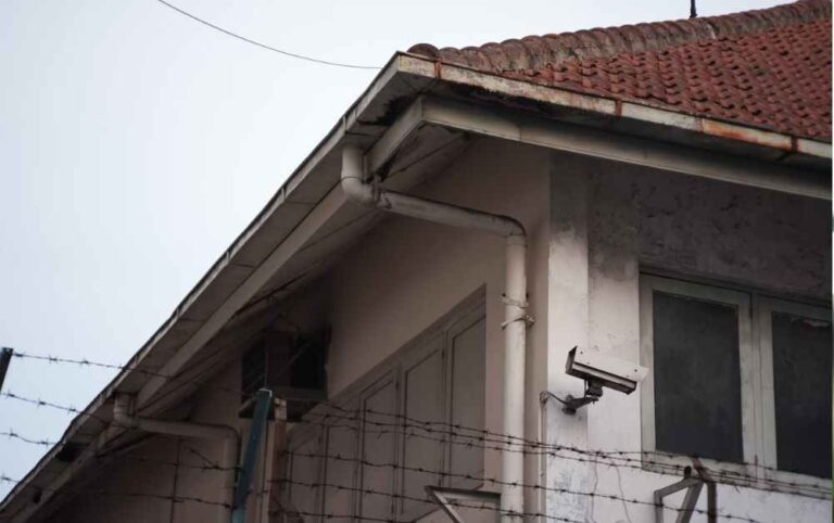 An image of a house's roof.