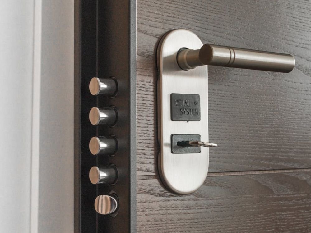 An image of a traditional lock.