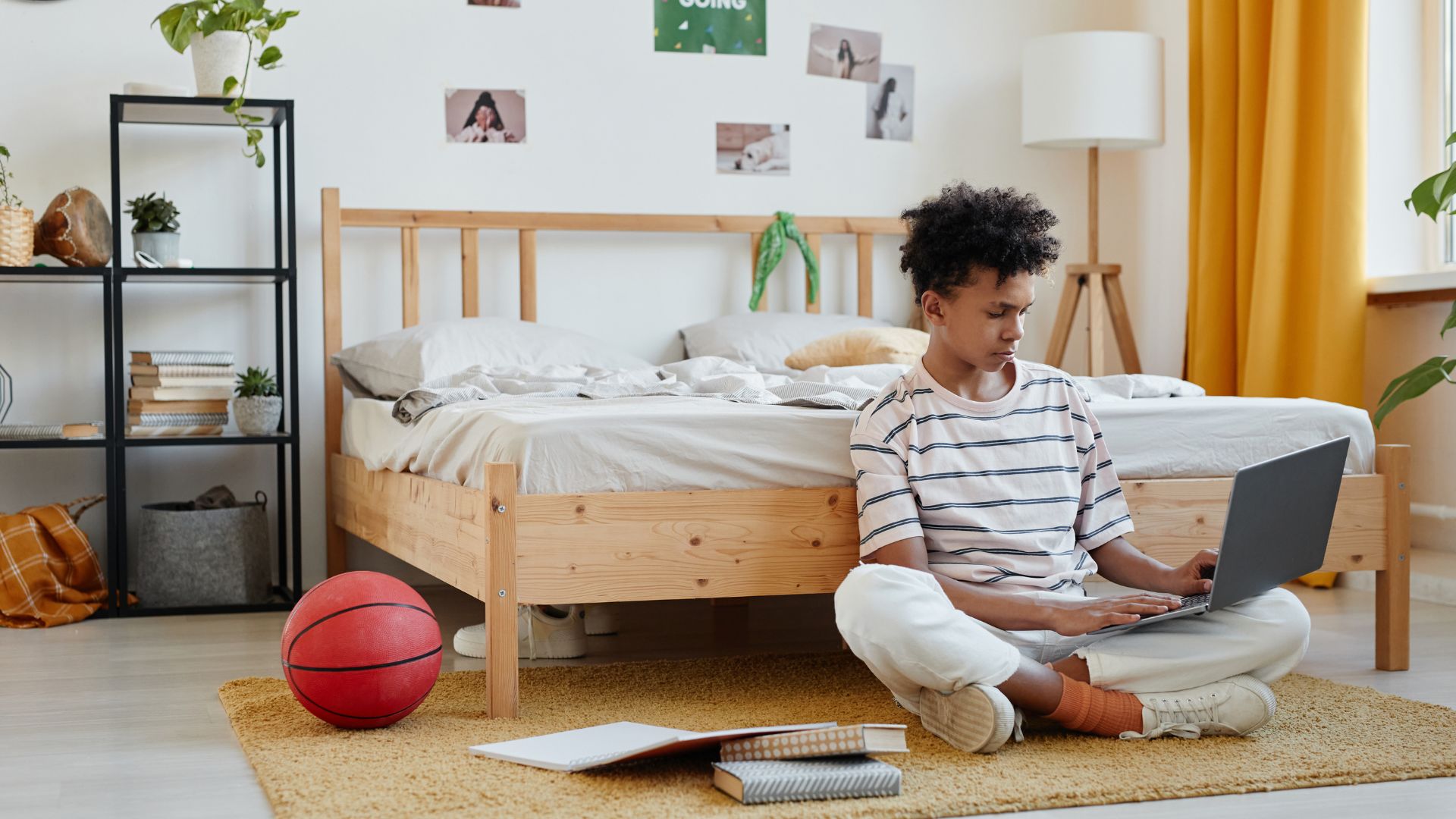 An image of a teen room.