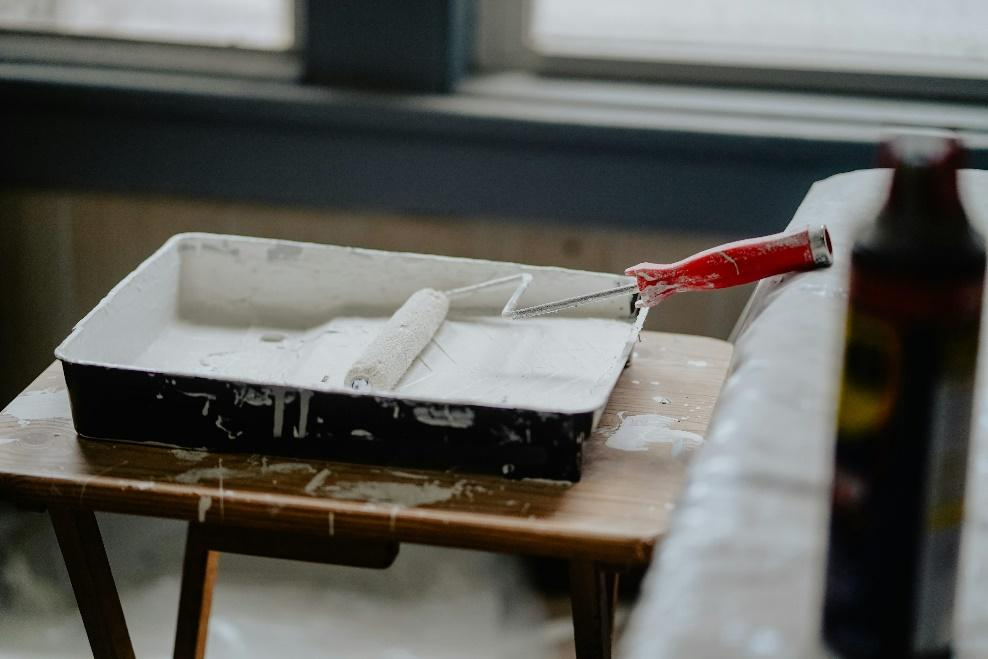 An image of a paint roller.