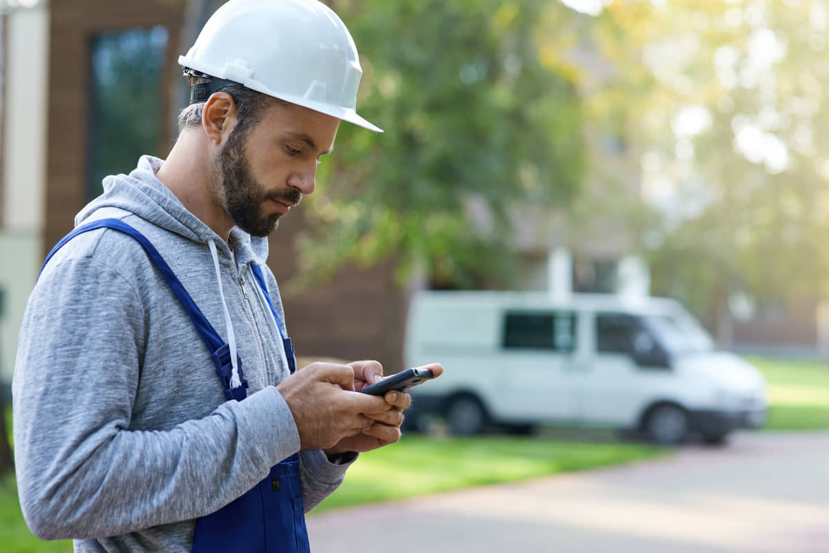 Tradesperson using a productivity app